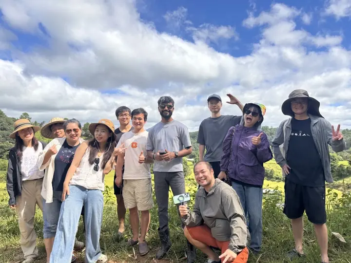 一群人在山野和蓝天下合影